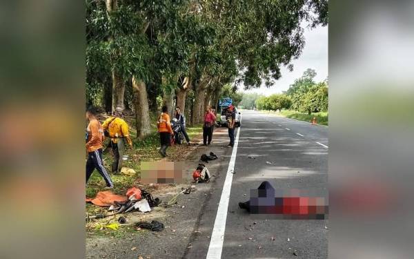 Keadaan dua pekerja pemotong rumput yang dilanggar oleh Perodua Alza dalam kejadian kemalangan di Jalan Pintasan Semeling, pada Sabtu.