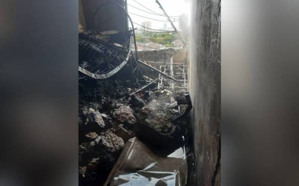 Unit rumah tersebut terbakar sekitar 80 peratus, namun mangsa sempat dikeluarkan ketika api masih marak.