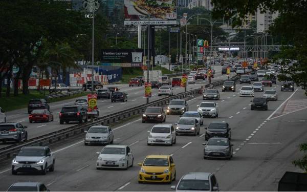 Situasi aliran trafik dari arah Selatan menuju ke ibu kota setelah warga kota mula pulang semula ke destinasi masing-masing setelah bercuti sempena Aidilfitri pada tinjauan berhampiran Tol Sungai Besi, pada Ahad. - Foto Bernama