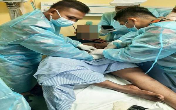 Anggota bomba ketika menjalankan kerja mengeluarkan cincin yang melekat pada alat sulit mangsa dalam kejadian di bahagian kecemasan, Hospital Ampang di sini pada Ahad.