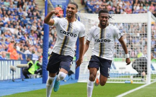 Holgate (kiri) meraikan jaringannya ketika membantu Everton tewaskan Leicester di Stadium King Power pada Ahad.