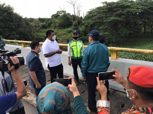 JAS Johor bersama K Raven melakukan tinjauan di Sungai Skudai pada Isnin.