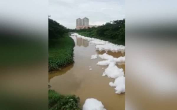Tangkap layar video tular memaparkan keadaan Sungai Skudai yang berbuih.