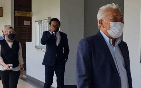 Bung Moktar (kanan) dan Zizie Izette (kiri) hadir di Mahkamah Sesyen Kuala Lumpur bagi perbicaraan kes rasuah pelaburan RM150 juta dalam unit amanah Public Mutual, tujuh tahun lalu.