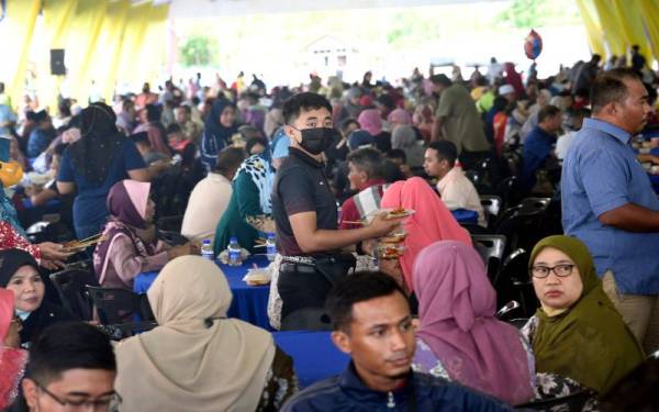 Orang ramai hadir pada majlis Rumah Terbuka Aidilfitri Menteri Besar Perlis dan Kerajaan Negeri Perlis di Dewan 2020, pada Isnin.  Majlis berlangsung meriah dengan kehadiran lebih 20,000 pengunjung serta tetamu dari seluruh negeri ini.  - Foto Bernama