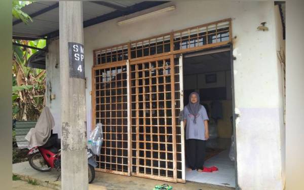 Nadratul bersama suami dan tiga anak terpaksa menumpang di sebuah dewan kerana masih belum dapat mencari rumah sewa yang berpatutan.