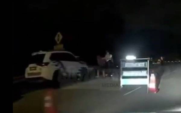 Tangkap layar video yang memaparkan anggota trafik mengasari seorang pesalah trafik. - Sumber Facebook My Penang Hometown
