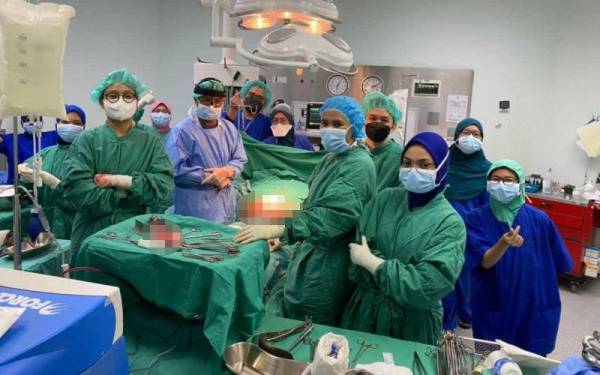 Gambar yang dikongsi Dr Noor Hisham di Facebook beliau berhubung kejayaan Hospital Kajang melaksanakan prosedur pendermaan organ.