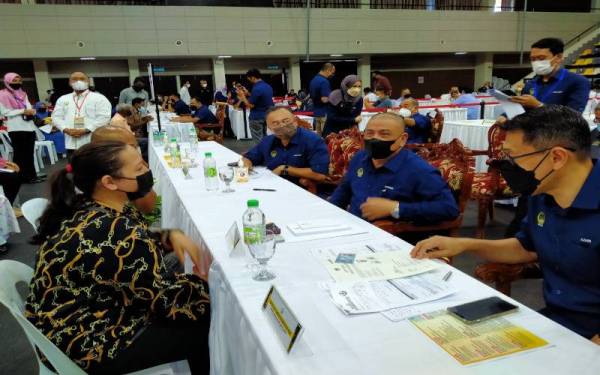 Saarani (dua dari kanan) melayan orang ramai yang hadir sempena Hari Bertemu Pelanggan Kerajaan Negeri Perak di Stadium Indera Mulia pada Selasa.