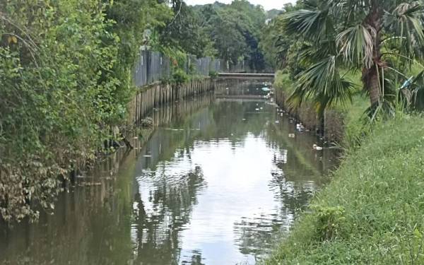 Keadaan Sungai Skudai yang dipenuhi botol dan sampah sarap.