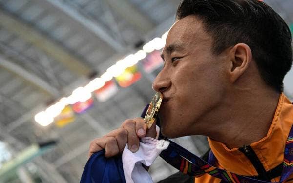 Atlet Terjun Negara, Ooi Tze Liang dengan pingat Emas yang dimenangi beliau dalam acara 1M papan anjal individu Lelaki sempena Sukan SEA 2021 di Pusat Akuatik My Dinh pada Isnin. - Foto Bernama
