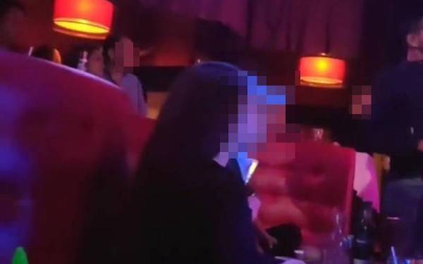 Video tular mengenai seorang lelaki yang didakwa salah seorang penasihat dalam Majlis Raja-Raja Hal Ehwal Islam berada di sebuah kelab malam.