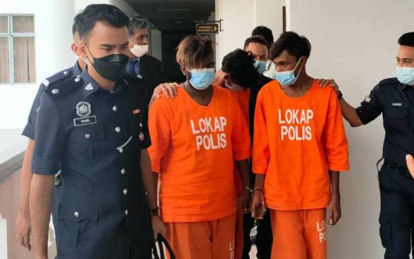 Ketiga-tiga tertuduh di bawa keluar dari Mahkamah Majistret selepas dijatuhi hukuman penjara dan denda, pada Selasa.