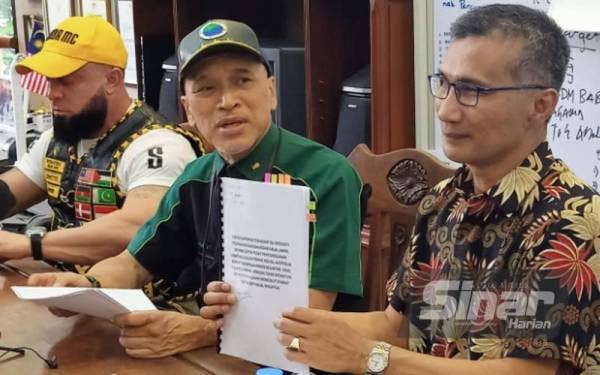 Nadzim (tengah) bersama Faizan (kanan) pada sidang media di ibu pejabat PPIM di Kuala Lumpur pada Selasa.