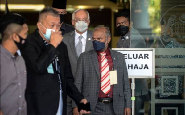 Najib keluar dari Kompleks Mahkamah Jalan Duta selepas hadir sambung bicara berhubung kes 1Malaysia Development Berhad (1MDB) yang dihadapinya pada Selasa. - Foto Bernama 