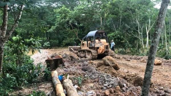 Kerja-kerja penimbunan tanah sedang dilakukan di bahagian ban yang runtuh di Sungai Santap, Pokok Sena pada Selasa.