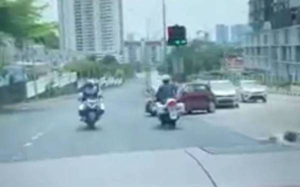 Rakaman video berdurasi 20 saat yang dimuat naik pemilik akaun anwarazeez memaparkan seorang lelaki memandu kenderaan dengan diiringi dua anggota trafik menunggang motosikal polis.
