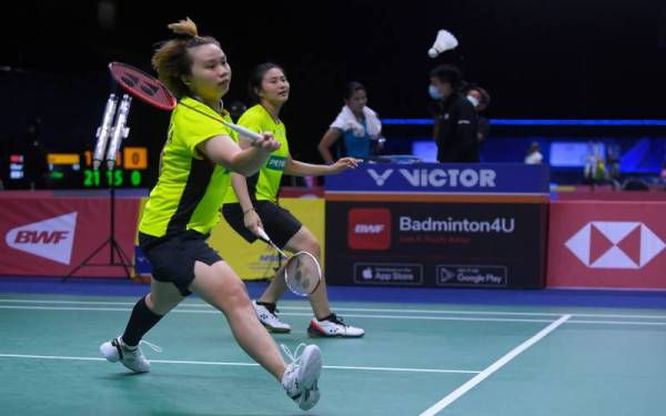 Aksi Pemain Badminton Beregu Negara, Low Yeen Yuan dan Valeree Siow membalas hantaran lawannya dari Mesir Jana Ashraf dan Jana Abdel Kader pada Kejohanan Piala Uber di Stadium Impact Arena Bangkok, pada Selasa. - Foto Bernama