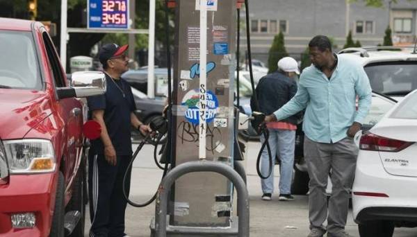 Harga petrol mencatatkan rekod tertinggi di AS pada Selasa. - Foto AFP