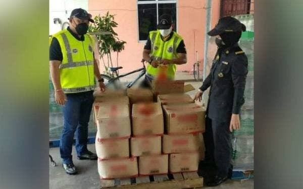 Tindakan seorang peniaga menyimpan stok barangan kawalan dalam kuantiti yang banyak tanpa lesen di rumahnya di Kampung Bukit Merah Dalam, Tanah Merah terbongkar apabila diserbu pihak KPDHEP Kelantan pada Selasa.