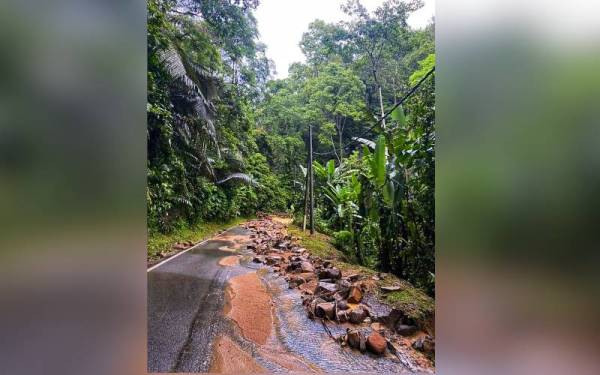 Keadaan jalan lama Bukit Tinggi-Genting Sempah akibat tanah runtuh. Foto FB JKR Bentong