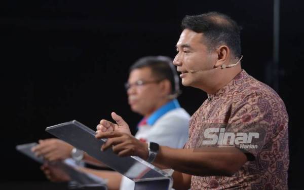 Rafizi ketika program Berani Semuka: Siapa Layak Bersama Anwar? yang berlangsung di Kompleks Kumpulan Karangkraf, Shah Alam pada Rabu.