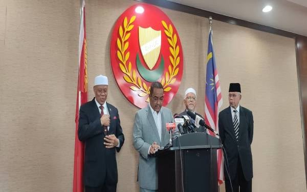 Muhammad Sanusi (dua dari kiri) ketika sidang akhbar selepas Mesyuarat Exco Kedah di Wisma Darul Aman pada Rabu.