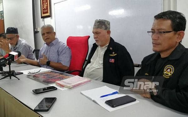 Abdul Rahman (tiga dari kanan) pada sidang akhbar mengenai himpunan aman veteran ATM yang akan diadakan pada 6 Jun di ibu negara.