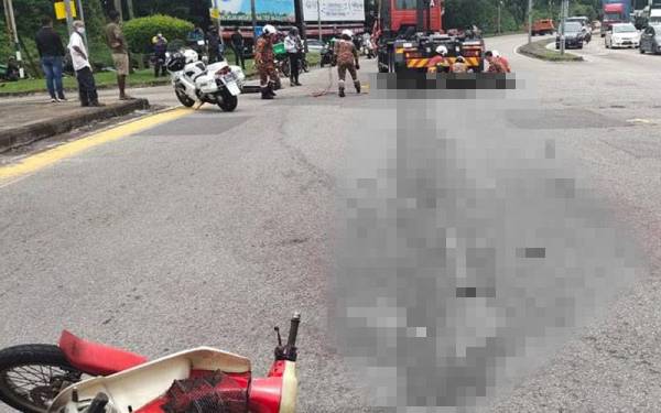 Seorang penunggang motosikal warga emas maut selepas digilis sebuah lori di Jalan Persiaran Senawang 1 pada Rabu. - Foto PDRM