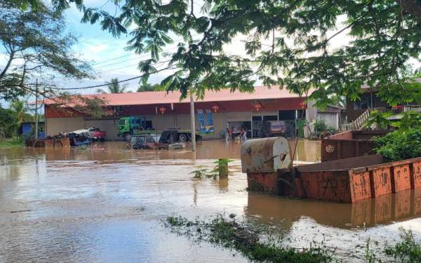 Keadaan banjir di sekitar kampung di Beaufort.