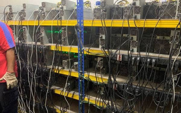 Hasil pemeriksaan di sebuah rumah kedai di Teluk Intan menemui 72 unit mesin bitcoin. Foto: ihsan polis