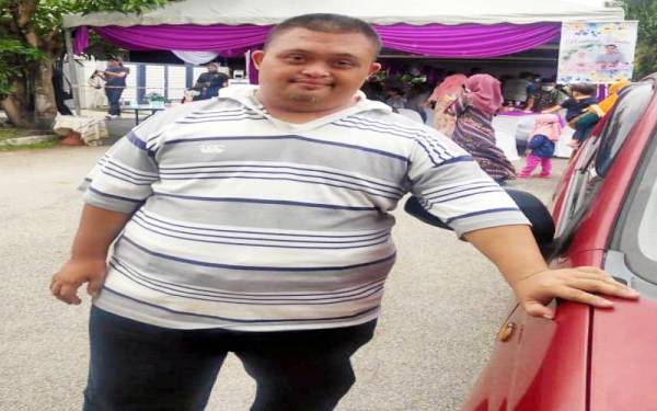Lelaki kurang upaya (OKU) sindrom down Mohd Fareez Dorajak, 34, (gambar) dilaporkan hilang selepas keluar dari rumah sehari sebelum sambutan Aidilfitri sejak 1 Mei lepas sehingga mencetuskan kebimbangan ahli keluarganya.
Bapanya Dorajak Kazamad, 63, berkata semasa kejadian dia dan isteri sedang sibuk mengemas rumah untuk menyambut Aidilfitri menyebabkan mereka tidak menyedari Mohd Fareez yang keluar secara sembunyi ketika itu.
Beliau meminta orang ramai yang mempunyai maklumat mengenai anaknya yang kali terakhir dilihat memakai kemeja-T merah dan berseluar 'track' hitam untuk menghubungi pihaknya di talian 017-2678673 atau untuk menghubungi balai polis berdekatan. Foto Bernama
