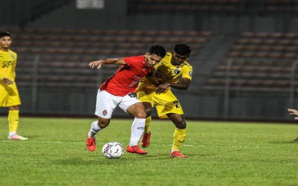 Aksi Zhafri ketika cuba melepasi halangan pemain Penang FC dalam aksi Liga Super di Stadium Bolasepak Kuala Lumpur Cheras. - Foto Kuala Lumpur City