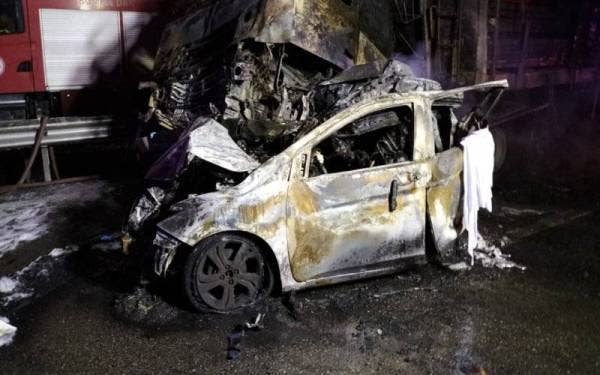 Keadaan kereta dinaiki lima individu yang rentung dalam nahas dekat Terowong Menora, tengah malam Rabu. - Foto Perak Bomba