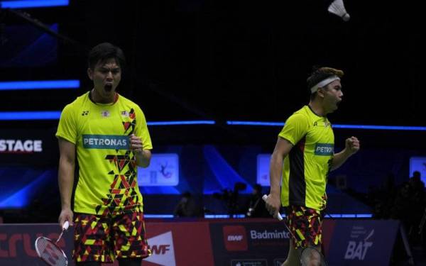 Reaksi Sze Fei-Nur Izzuddin ketika menentang Hoki- Kobayashi pada aksi kumpulan Piala Thomas di Stadium Impact Arena, Bangkok. - Foto Bernama 