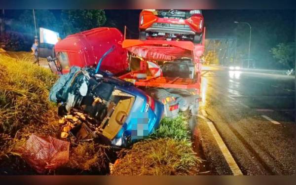 Seorang kanak-kanak perempuan berusia empat tahun maut manakala ibu serta kakaknya mengalami kecederaan selepas terbabit dalam kemalangan dengan sebuah treler di Kilometer 54.1 Jalan Kota Bharu- Kuala Krai, Kampung Pek, Machang pada Rabu.