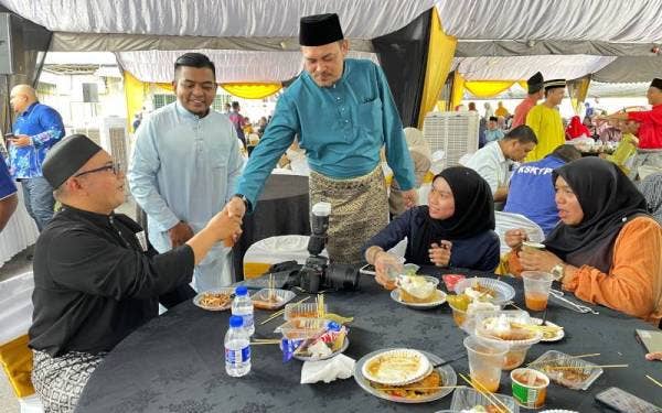 Mohd Ridzuan bersalaman dengan tetamu ketika hadir Majlis Sambutan Rancak Aidilfitri di Seberang Jaya pada Khamis.