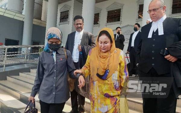 Rosmah tiba di Mahkamah Tinggi Kuala Lumpur pada Khamis bagi menghadapi pertuduhan kes rasuah berhubung projek tenaga solar bagi 369 sekolah di pedalaman Sarawak.