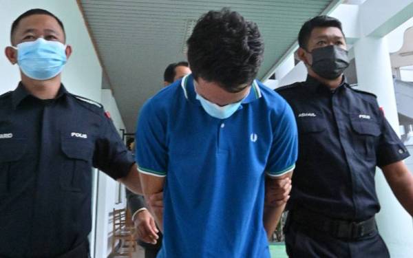 Nabil (tengah) ketika dibawa keluar dari Mahkamah Sesyen di sini, Khamis.