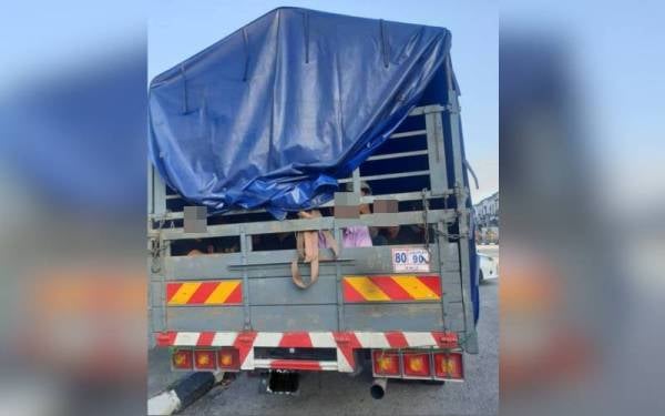 Pemeriksaan anggota polis mendapati seramai 32 PATI berada dalam muatan sebuah lori.