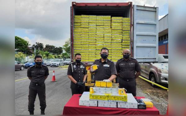 Muhammad Ikram (tengah) dan Azhari (dua dari kiri) dalam sidang akhbar mengenai kejayaan Maqis Pulau Pinang merampas produk daging babi pada Khamis.