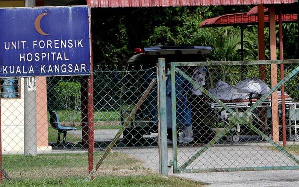 Jenazah salah seorang mangsa yang terlibat dalam kemalangan melibatkan sebuah kereta dan dua treler malam tadi, tiba di Unit Forensik Hospital Kuala Kangsar pada Khamis. - Foto Bernama
