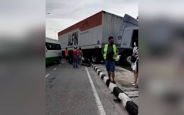 Treler yang didakwa mengalami masalah brek melanggar 12 kenderaan lain dan menyebabkan seorang penunggang motosikal maut. - Foto ihsan Facebook Penang Kini