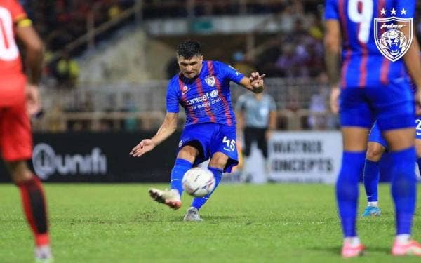 Forestieri melakukan rembatan ke pintu gol NSFC untuk gol tunggal perlawanan. - Foto FB Johor Southern Tigers
