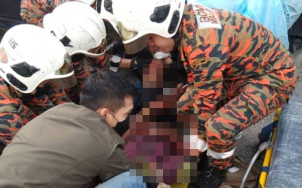Salah seorang mangsa kemalangan yang parah dihantar ke PPUM untuk rawatan lanjut.