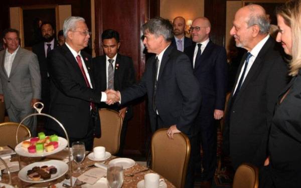 Ismail Sabri (dua, kiri) bersalaman dengan para perwakilan semasa bertemu pegawai-pegawai kanan syarikat utama Amerika. - Foto Bernama