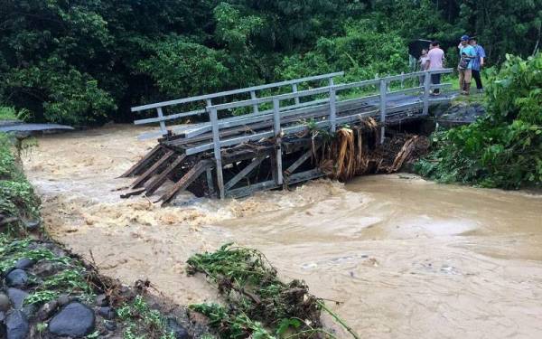 Jambatan Sungai Walianan dekat Kampung Nahaba kira-kira 13 KM dari Kota Belud runtuh berikutan kejadian banjir. Foto Bernama