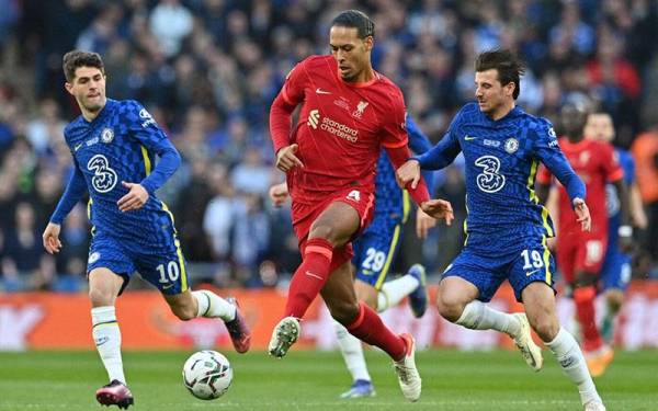 Aksi pertahanan Liverpool, Virgil Van Dijk mengekang asakan jentera serangan Chelsea pada aksi final Piala Liga, Februari lalu. - Foto Getty Images