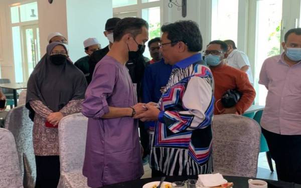 Syed Mohd Fazmi (kanan) menyampaikan ucapan takziah perdana menteri kepada waris dan keluarga mangsa.