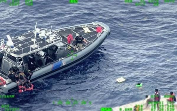 Pengawal pantai cuba menyelamatkan penumpang di atas bot yang terbalik di Puerto Rico. Foto Twitter USCGSoutheast